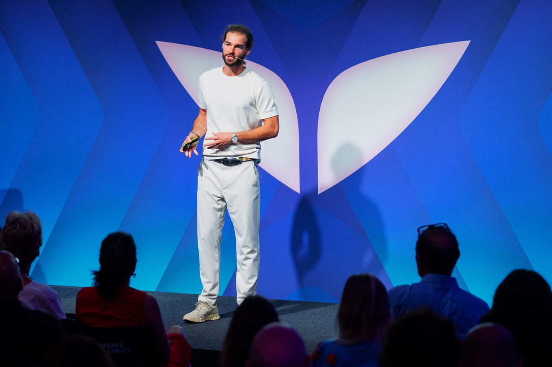 Rui Vas teaching on the blue Mindvalley stage